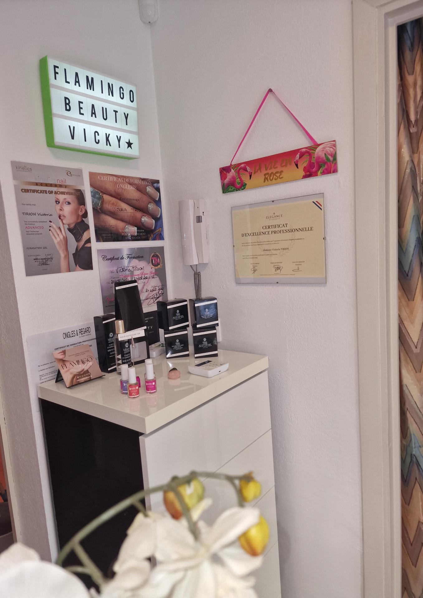 Espace vente bougies huiles cuticules OnglerieNice